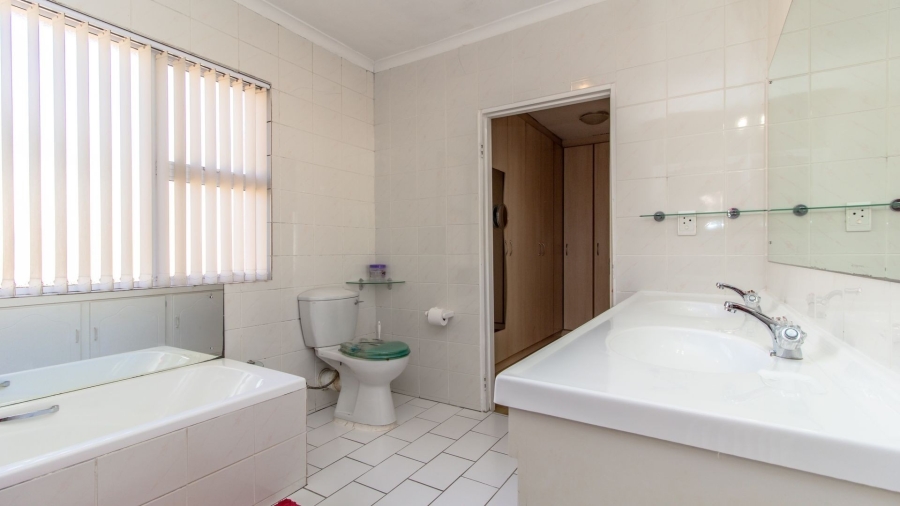 5 Bedroom Property for Sale in Sandbaai Western Cape